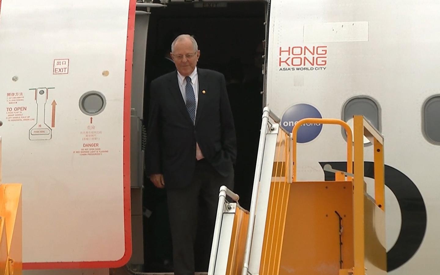 Tong thong Peru di may bay thuong mai den Da Nang du APEC hinh anh