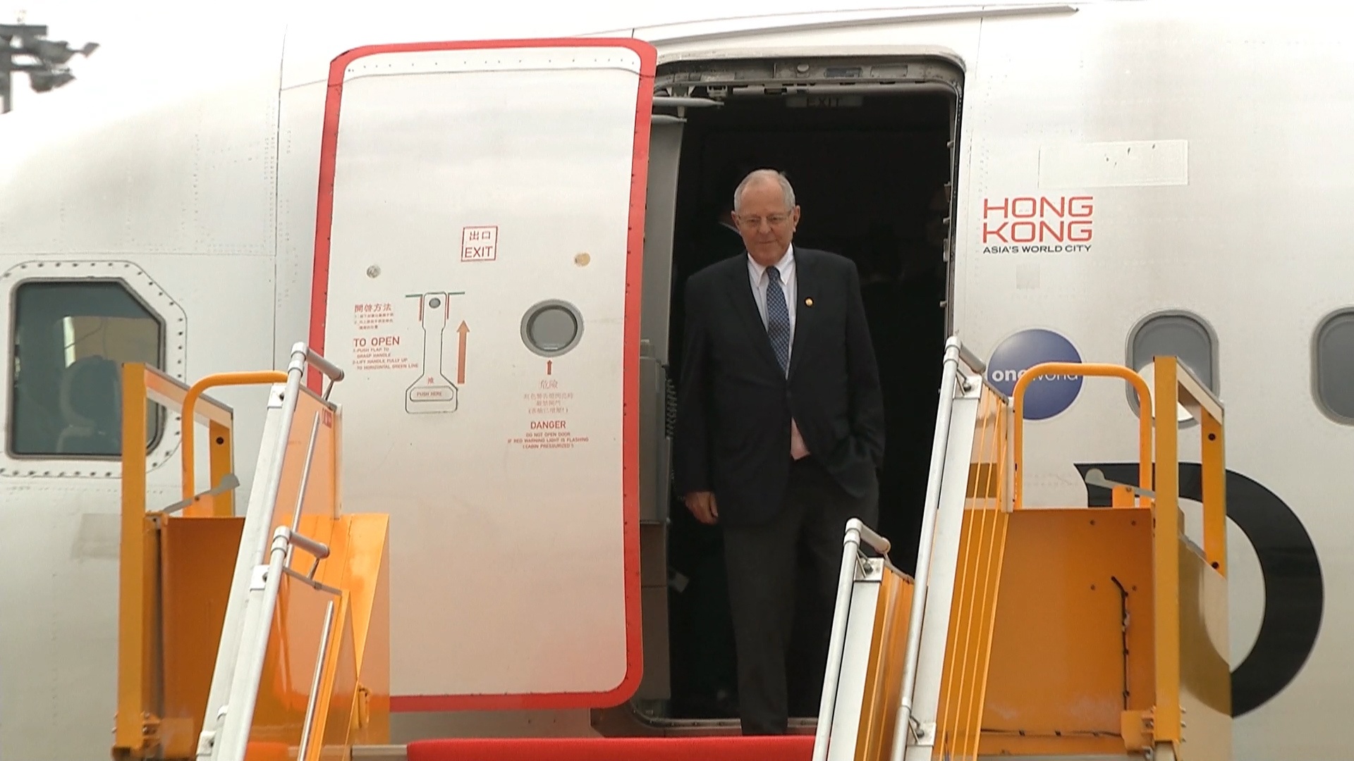 Tong thong Peru di may bay thuong mai anh 3