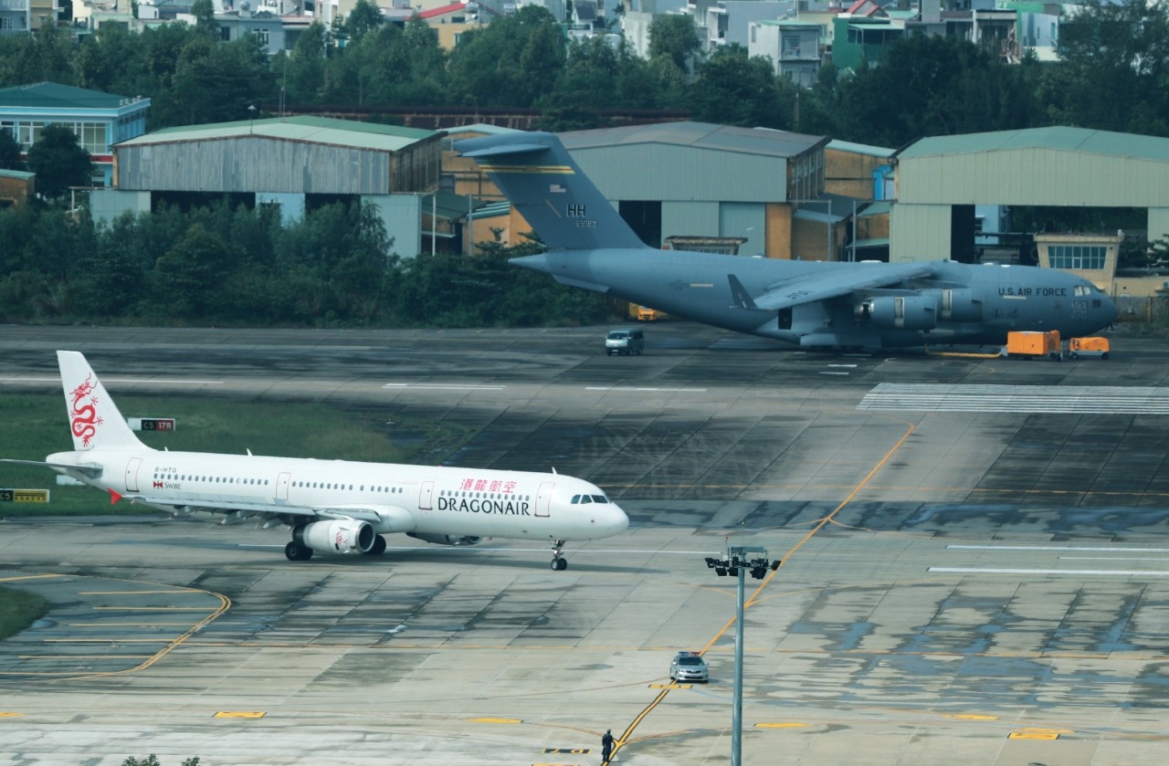 Tong thong Peru di may bay thuong mai anh 2