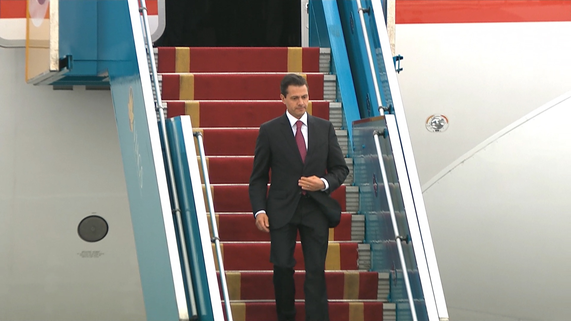 Tong thong Peru di may bay thuong mai anh 11