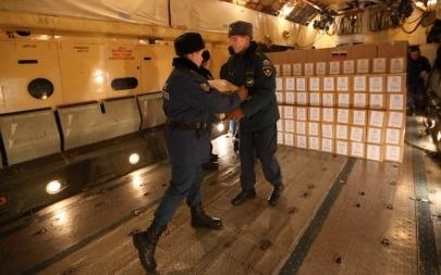 Nguoi Nga gui duong, sua, thit ca... ho tro Viet Nam khac phuc bao lu hinh anh