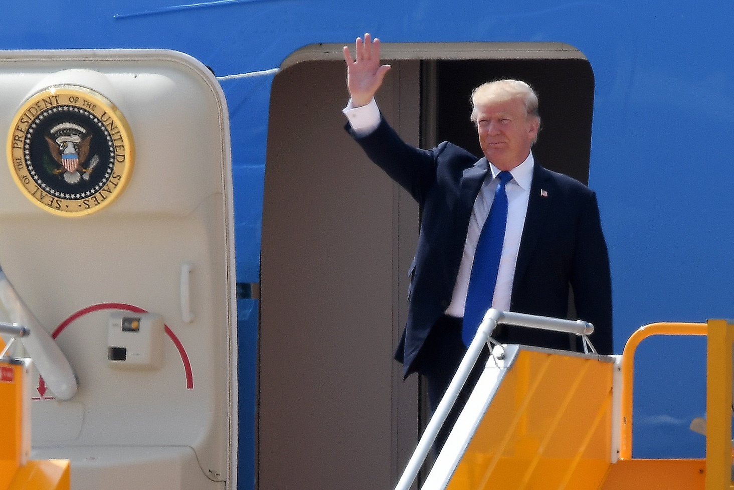 Air Force One dua Tong thong Trump den Da Nang hinh anh