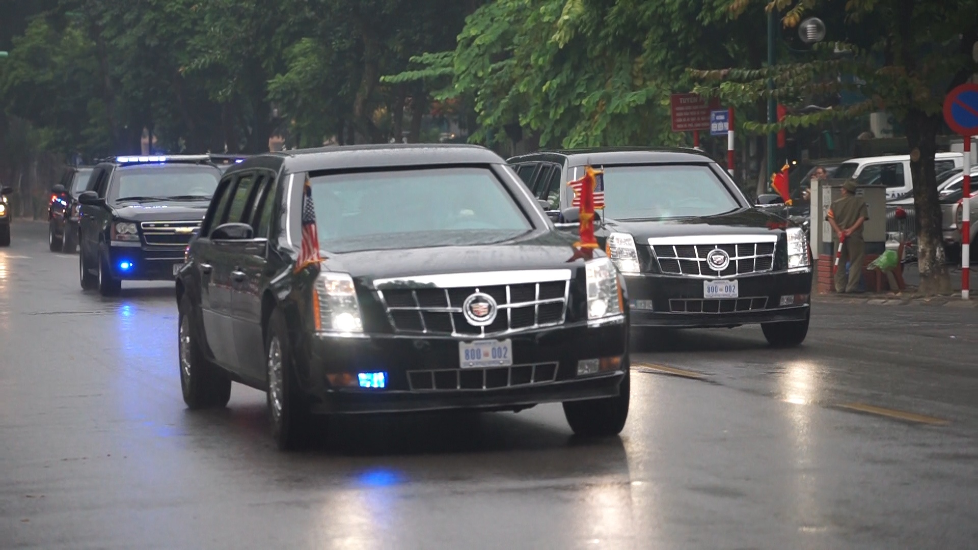 Doan xe ho tong Tong thong Trump roi Ha Noi hinh anh