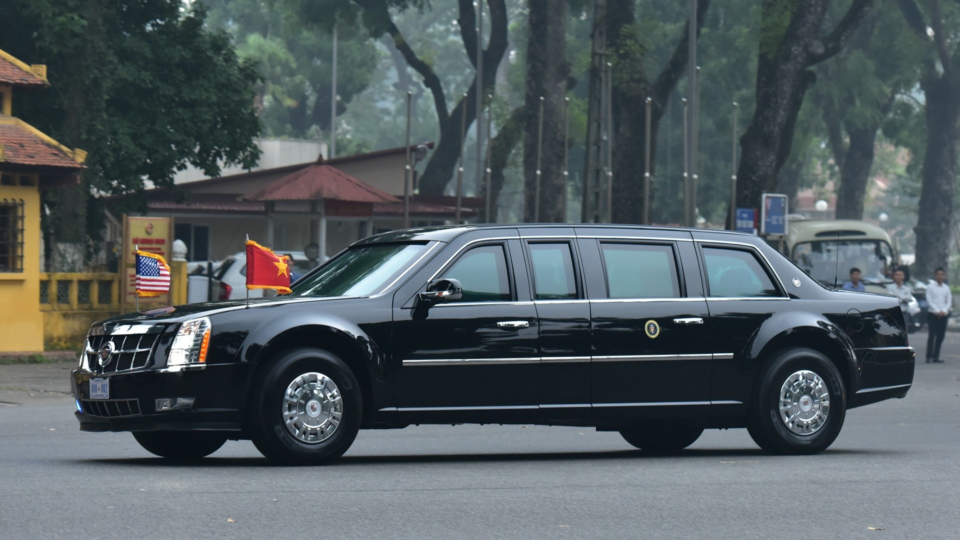 Tong thong Trump vay chao nguoi dan Ha Noi hinh anh