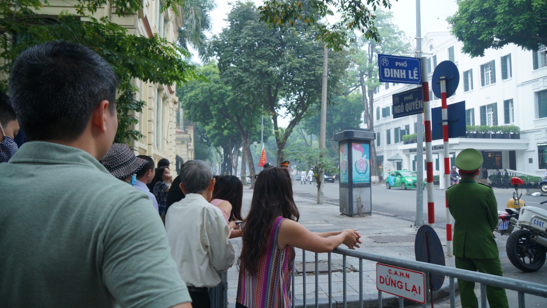 Nguoi dan Ha Noi day som don tong thong Trump hinh anh