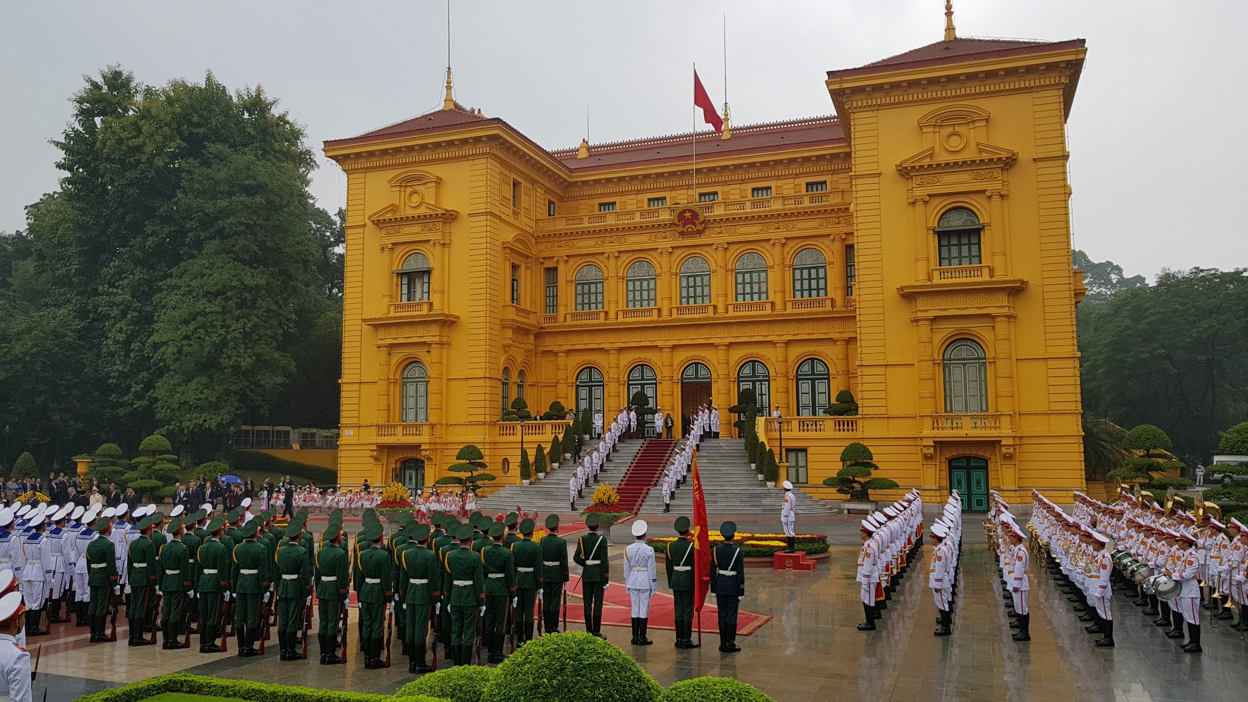 Le don Tong thong Trump tai Phu Chu tich hinh anh