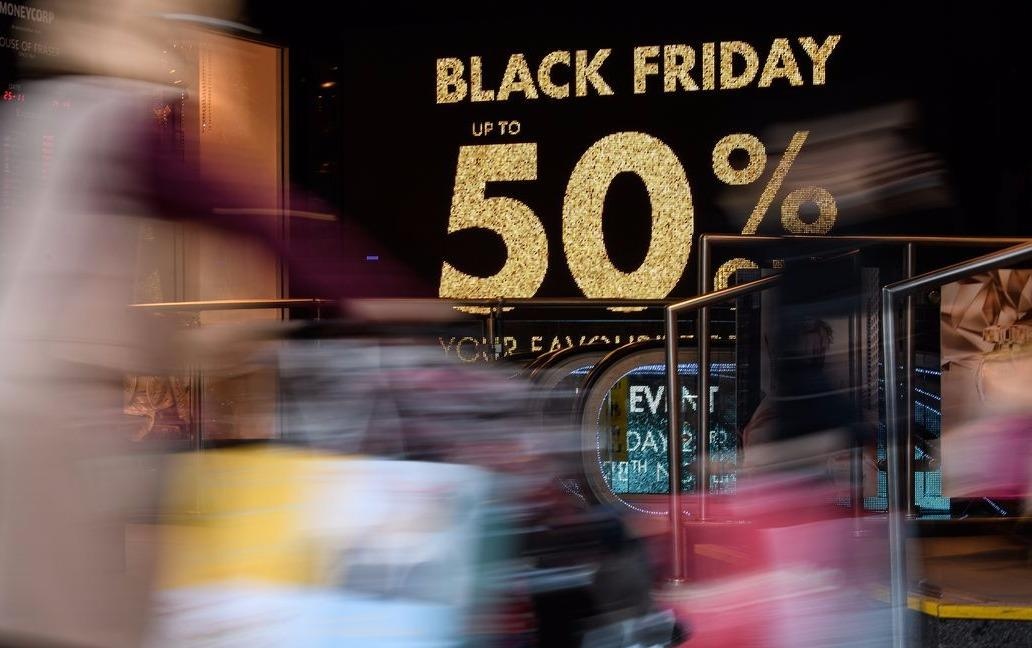 Nguoi My tat bat chuan bi cho ngay vang mua sam Black Friday hinh anh