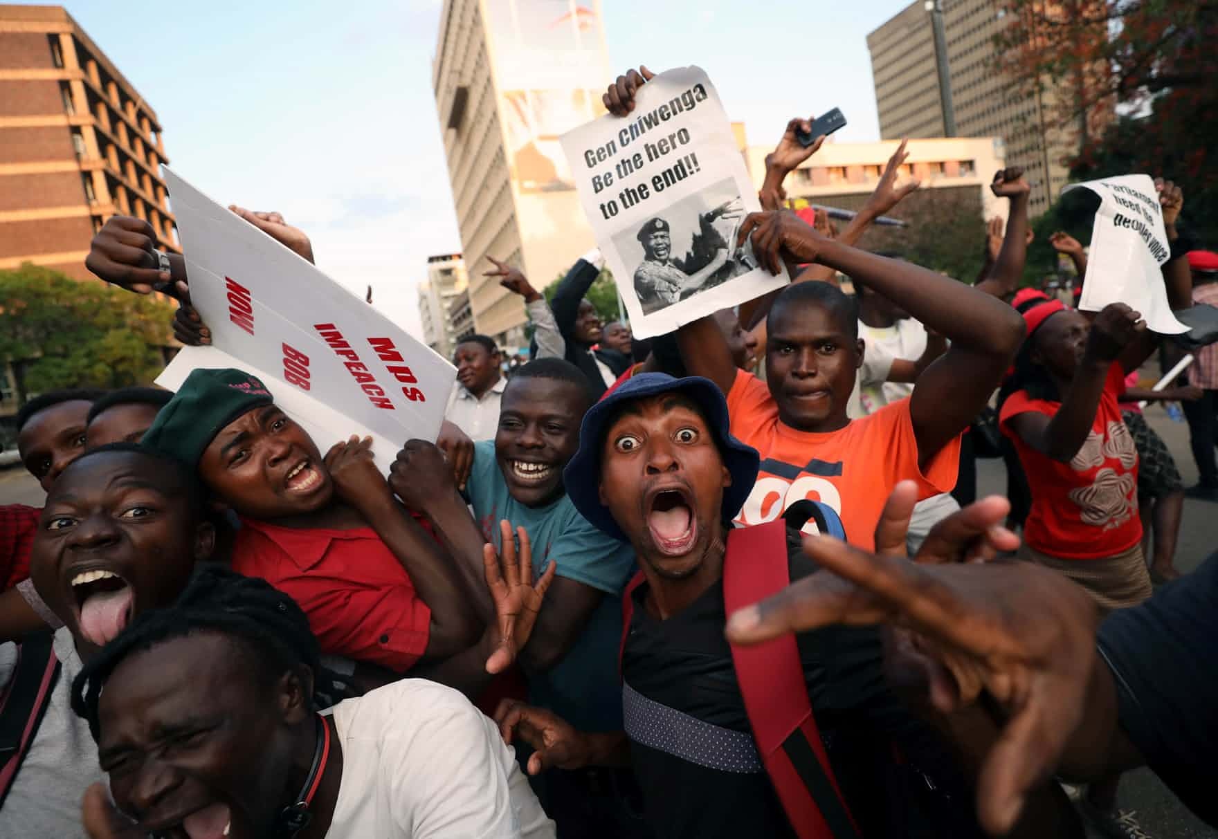 Nguoi Zimbabwe an mung Mugabe tu chuc anh 1