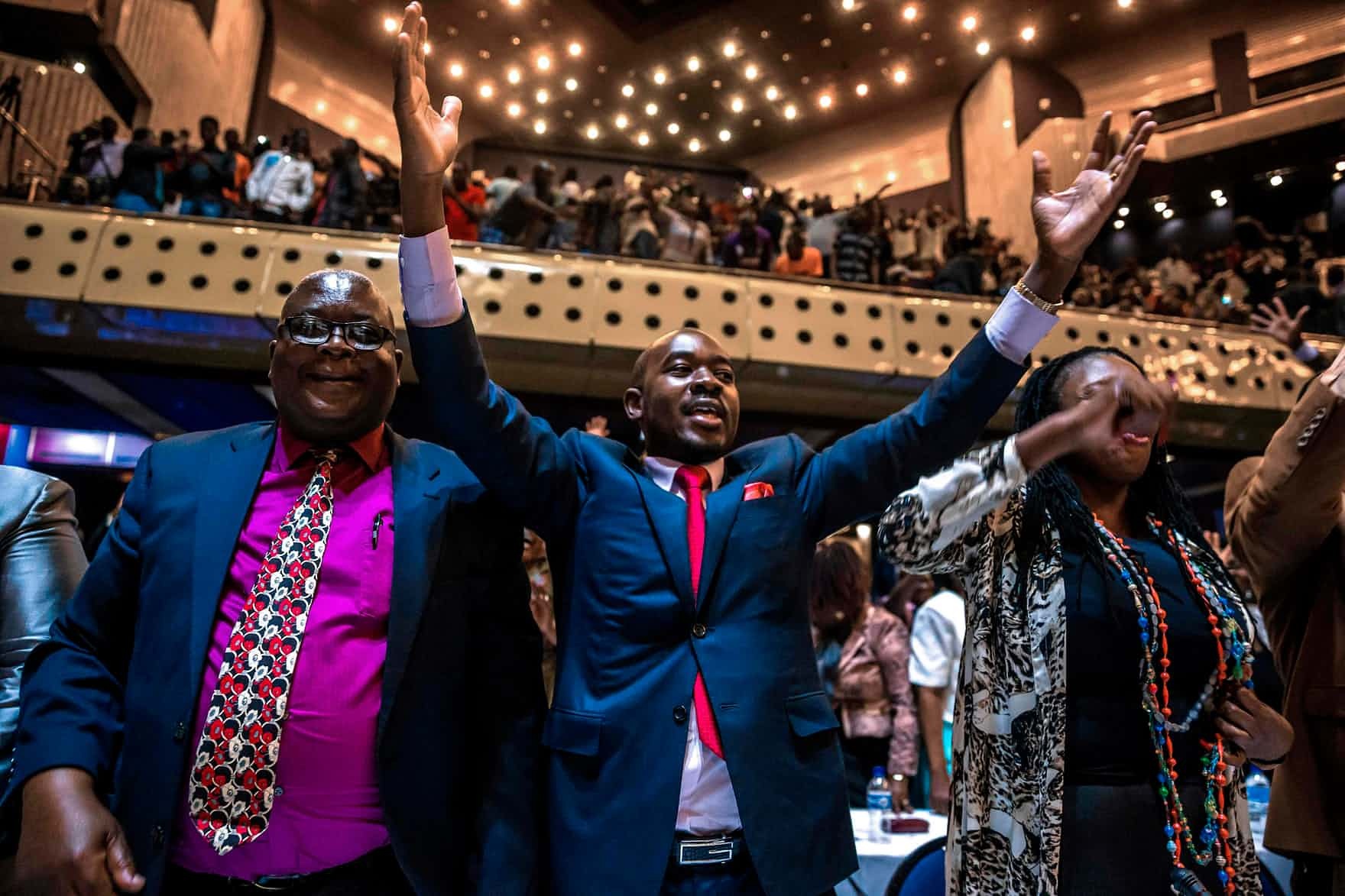 Nguoi Zimbabwe an mung Mugabe tu chuc anh 6