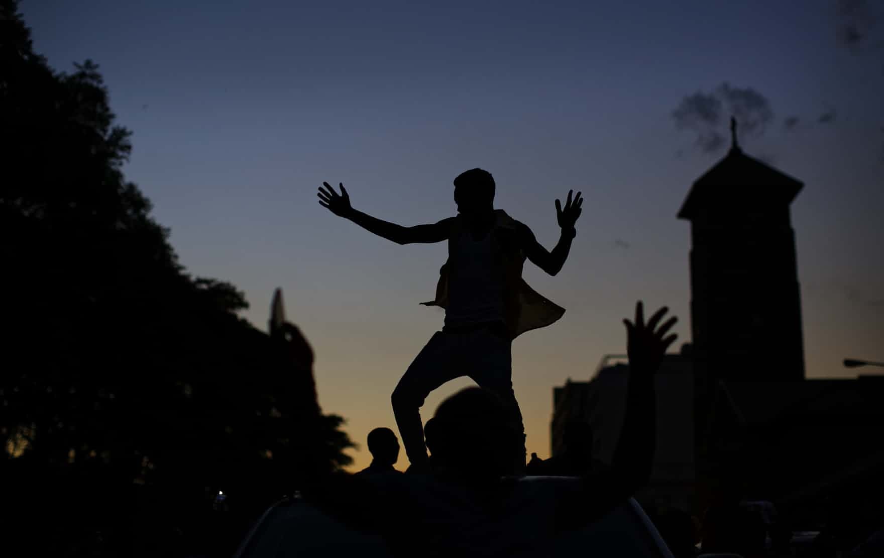 Nguoi Zimbabwe an mung Mugabe tu chuc anh 7