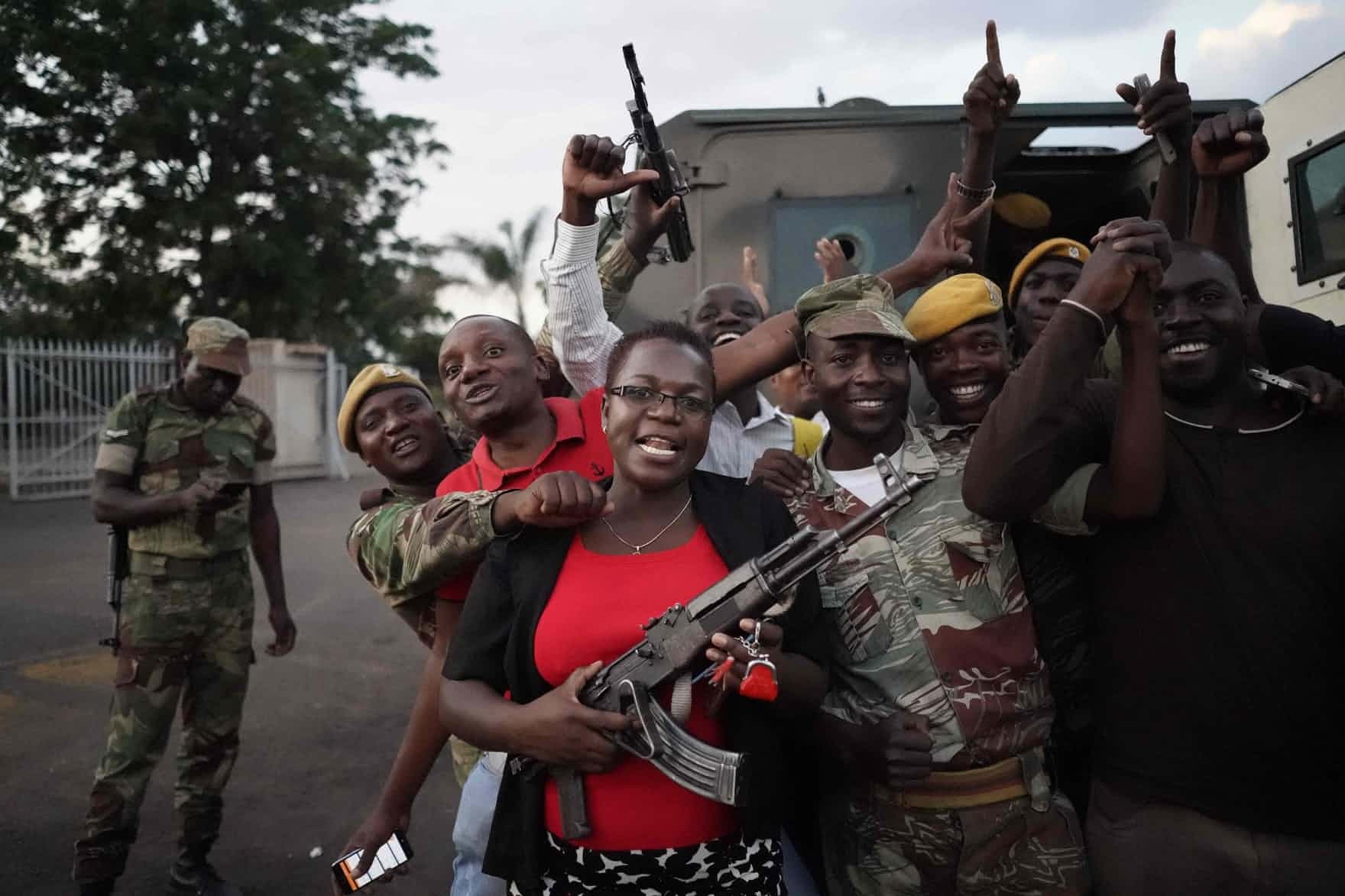 Nguoi Zimbabwe an mung Mugabe tu chuc anh 9