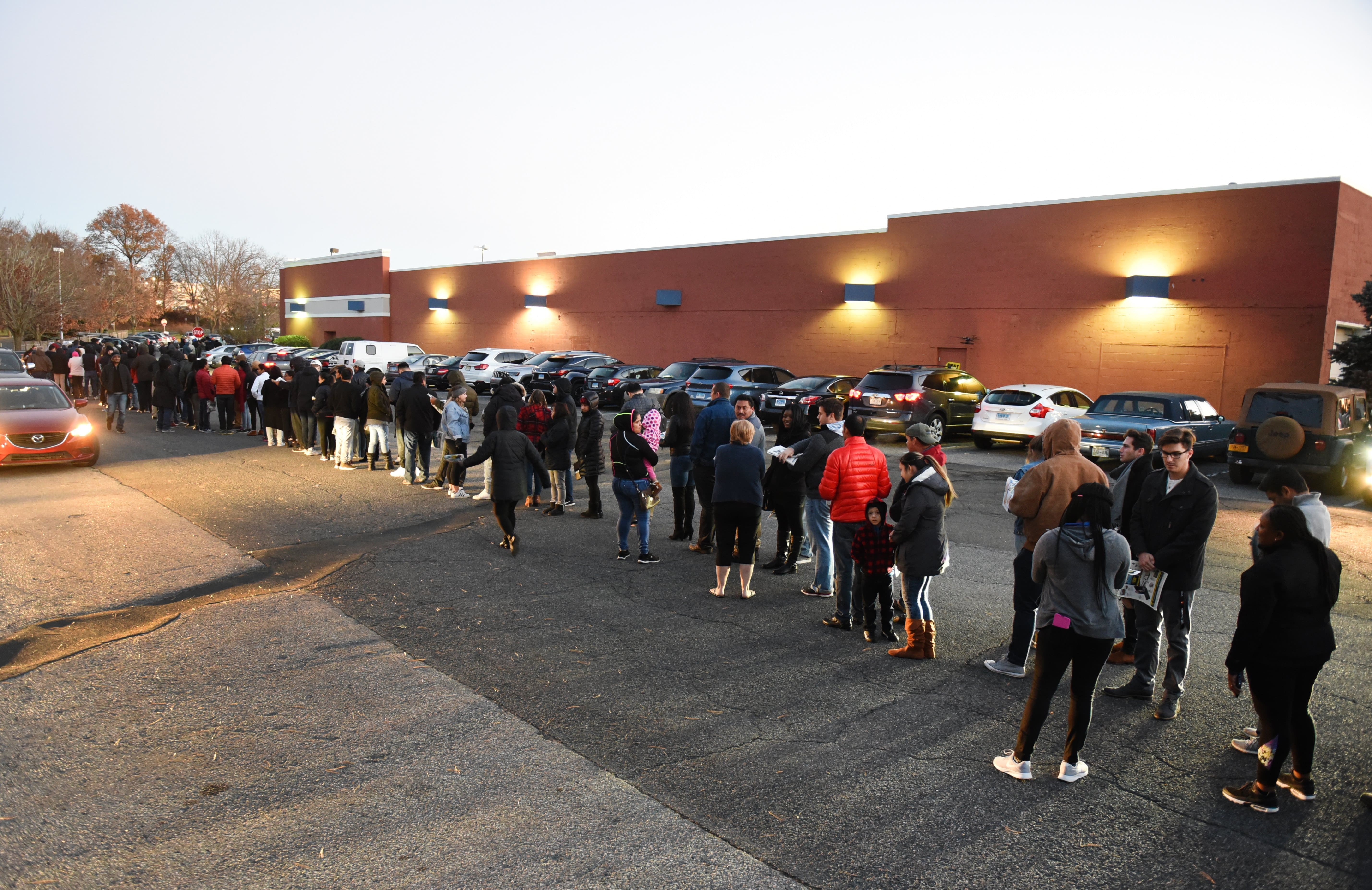 nguoi My cam trai mua sam Black Friday anh 1