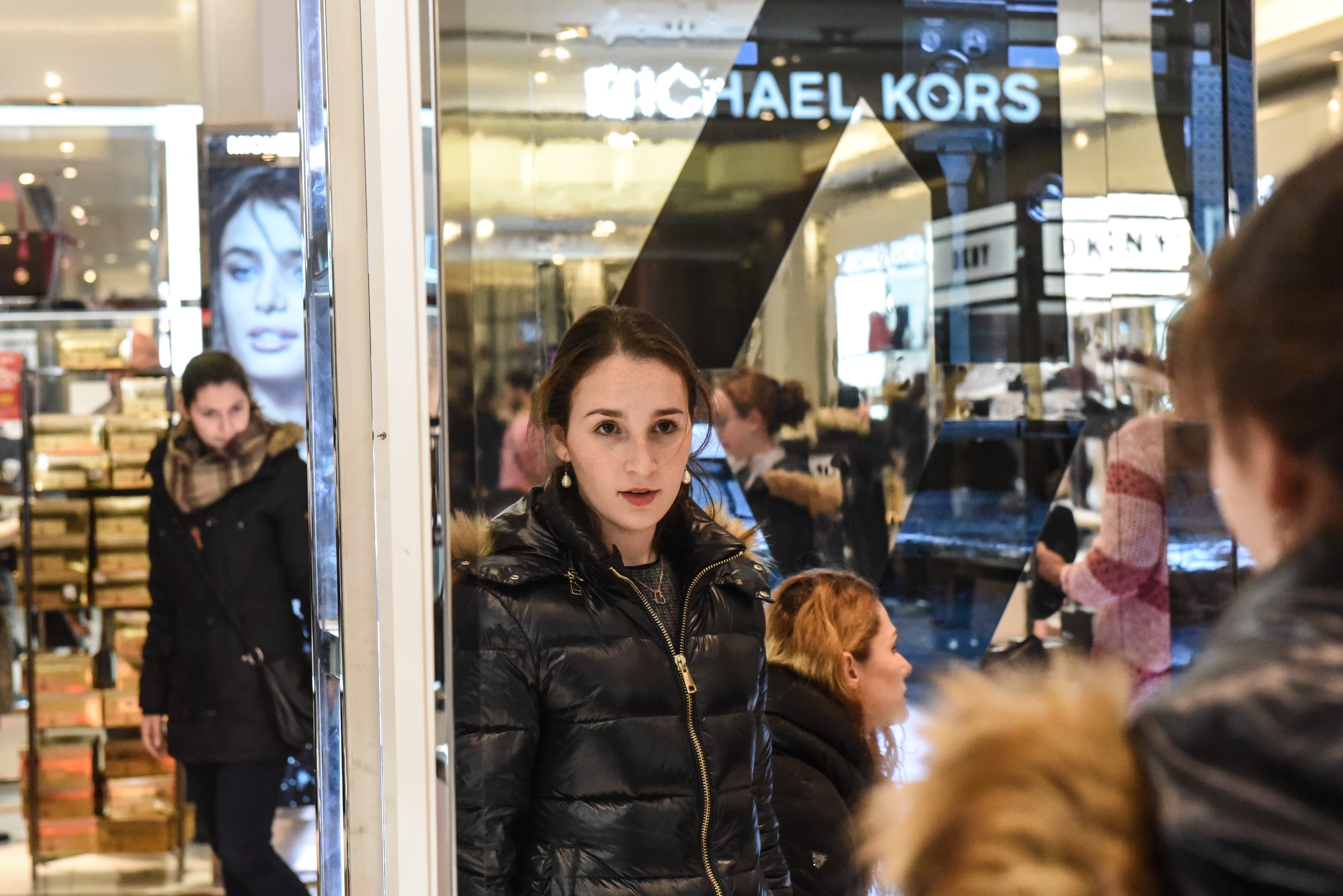 nguoi My cam trai mua sam Black Friday anh 4