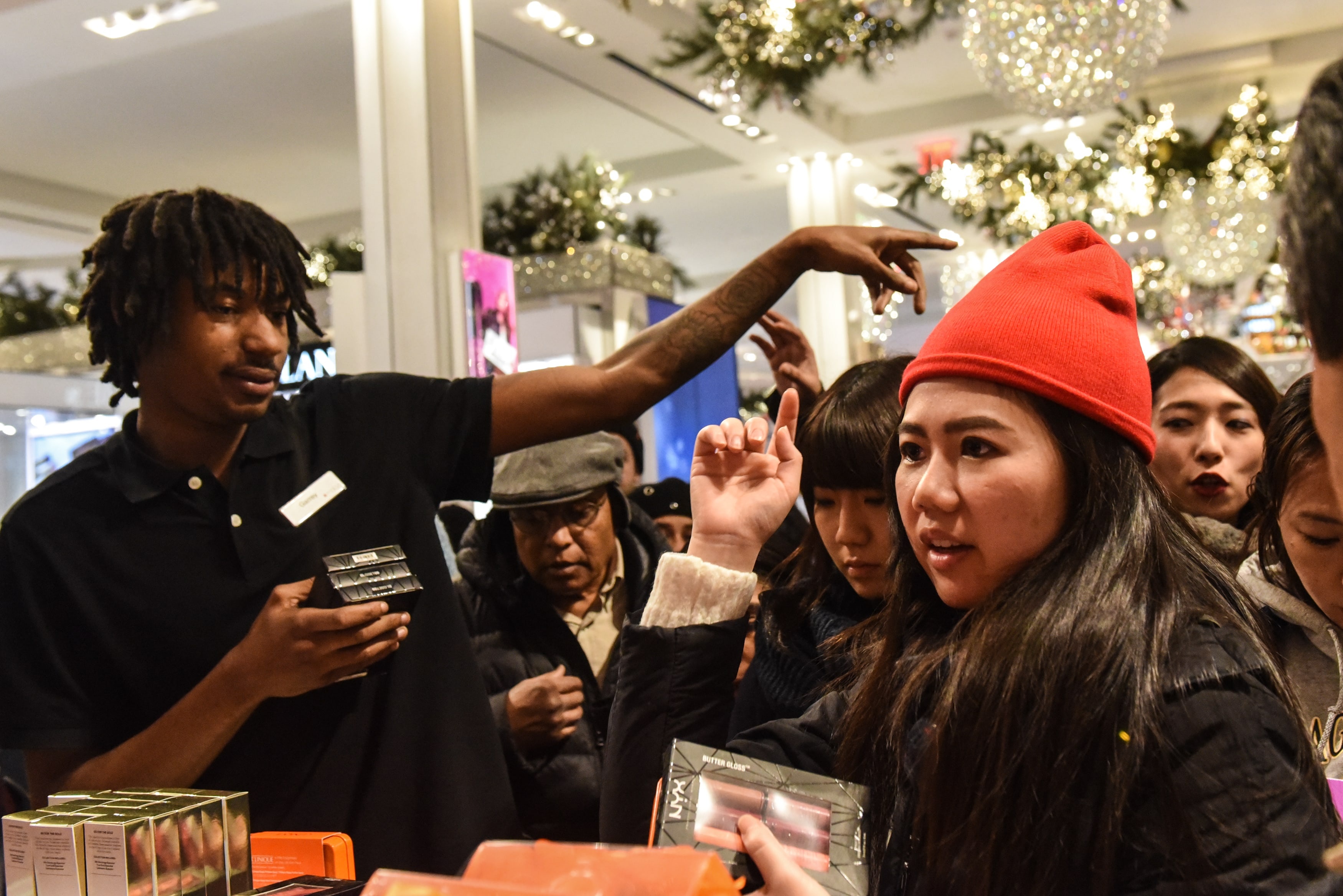 nguoi My cam trai mua sam Black Friday anh 5