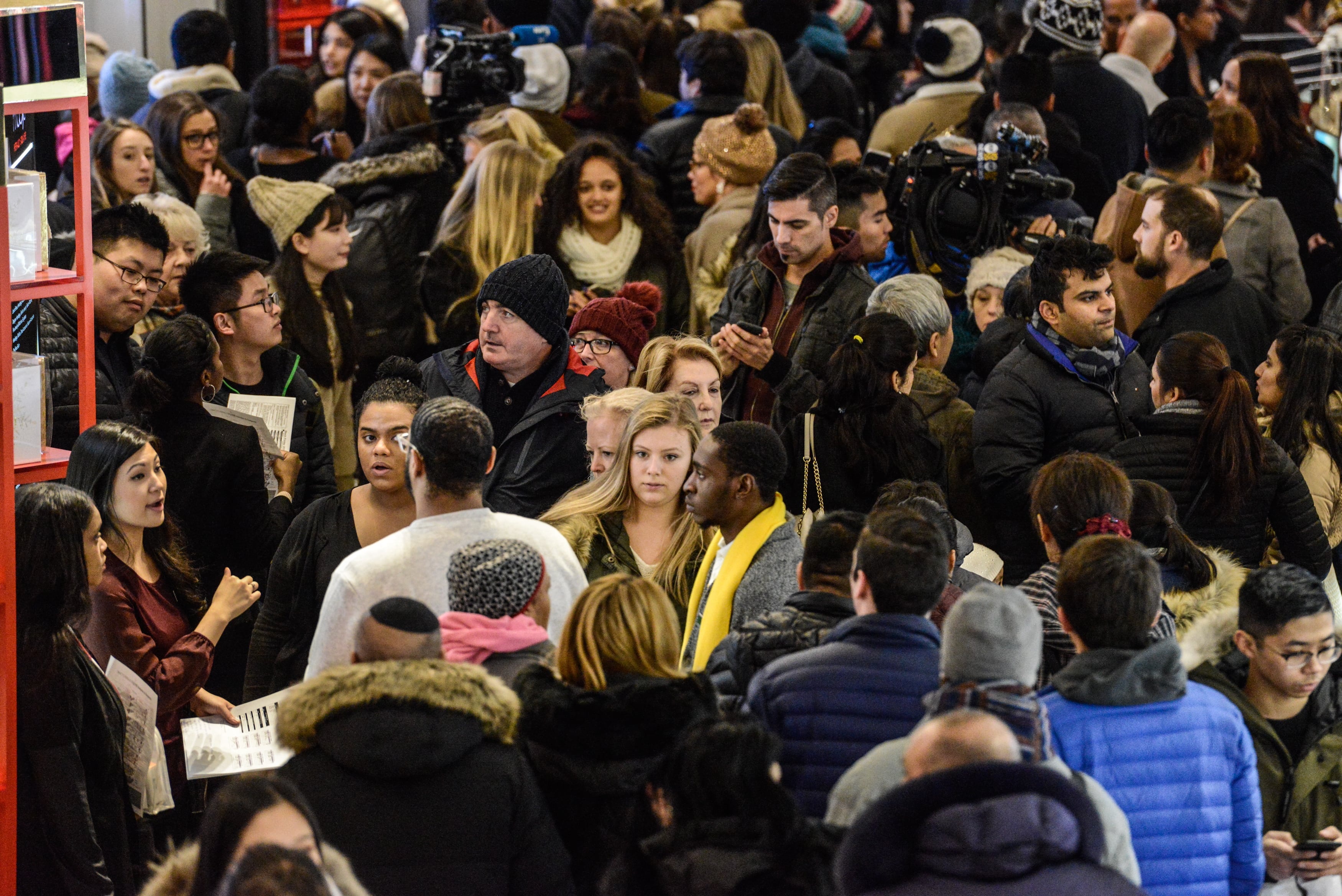 nguoi My cam trai mua sam Black Friday anh 7