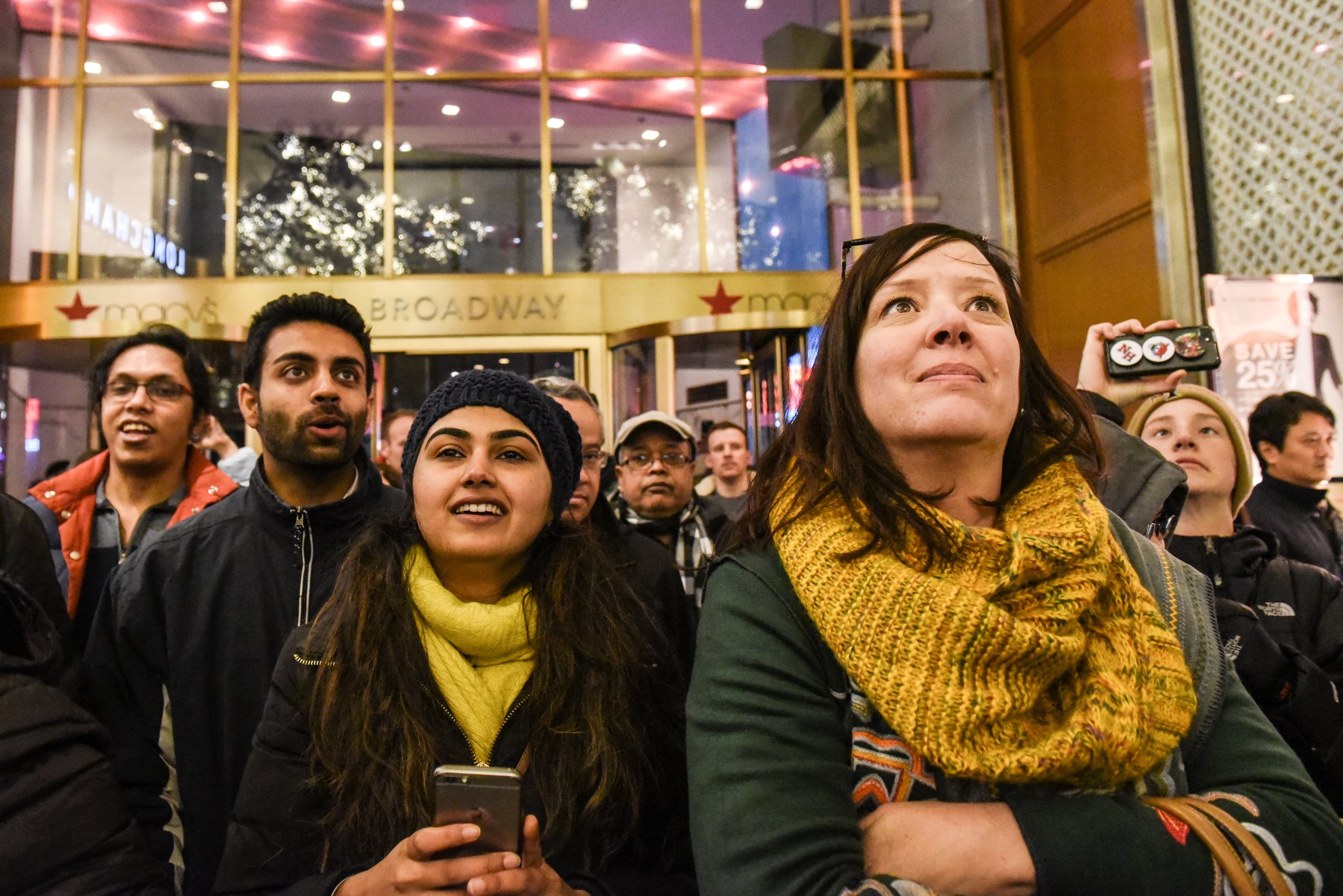 nguoi My cam trai mua sam Black Friday anh 8