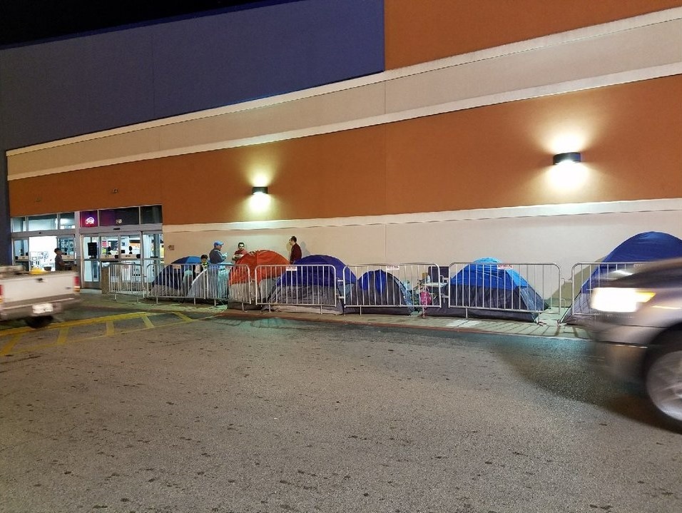 nguoi My cam trai mua sam Black Friday anh 2