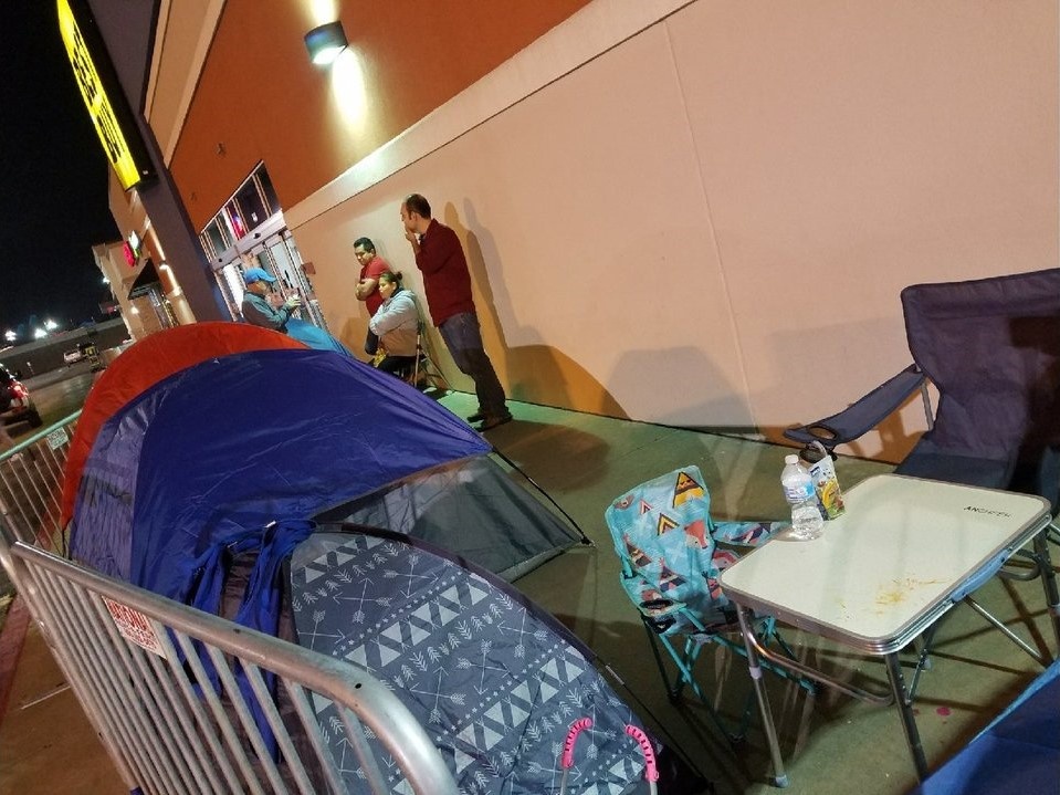 nguoi My cam trai mua sam Black Friday anh 3