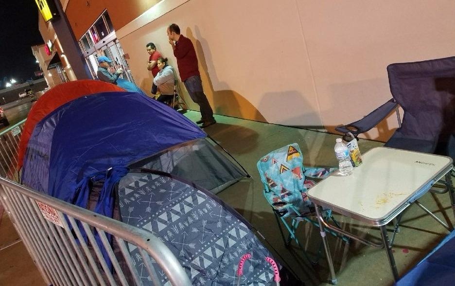 Nguoi My dung leu qua dem ngoai troi don Black Friday hinh anh