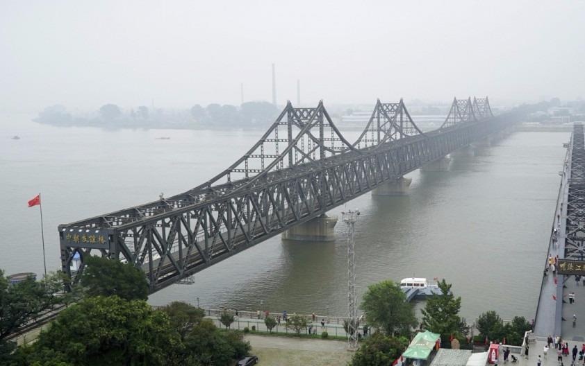 Cau noi giua Trieu Tien va Trung Quoc bi dong cua hinh anh