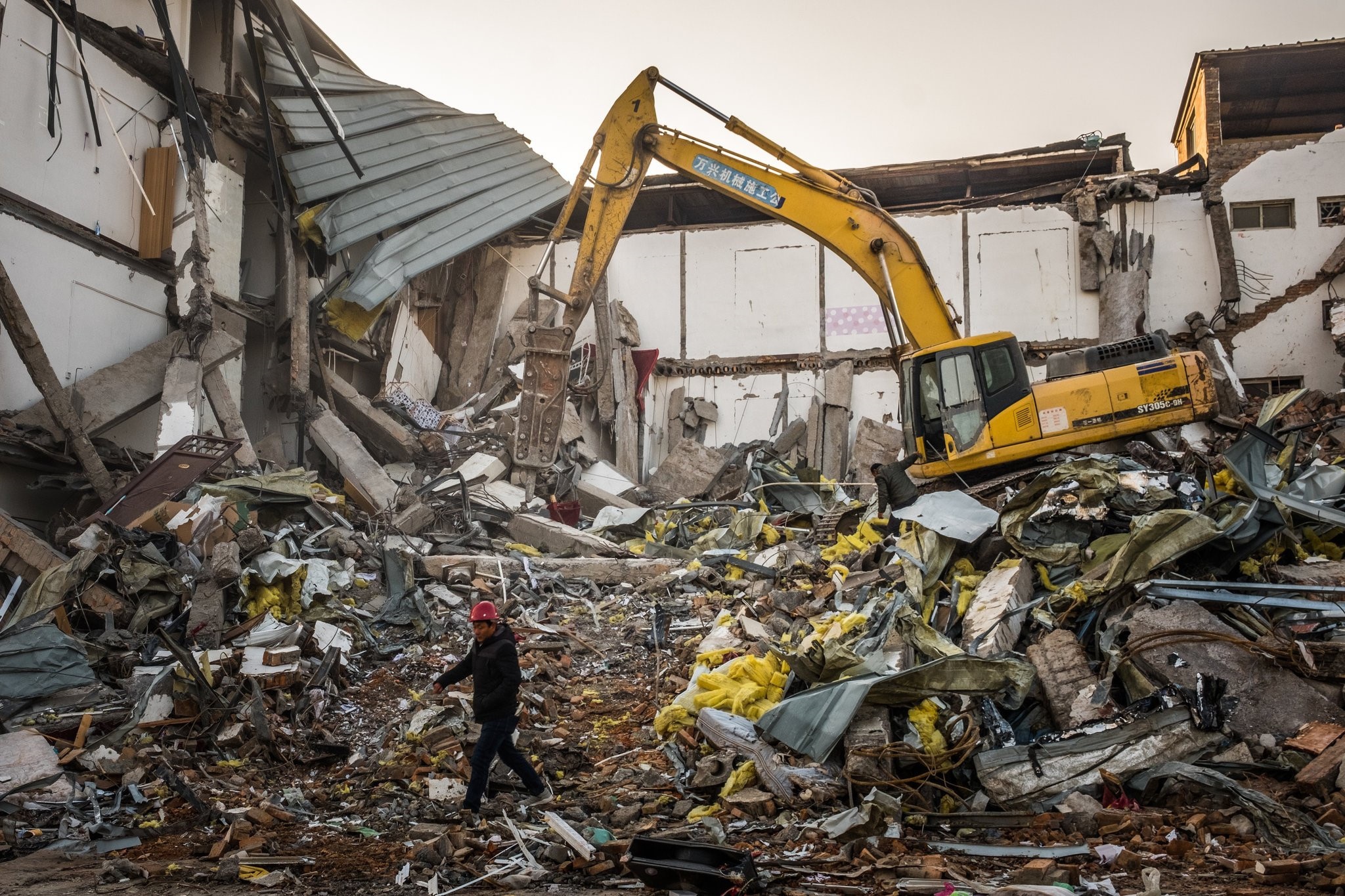 Hang nghin ngoi nha kem an toan bi pha huy o Bac Kinh hinh anh