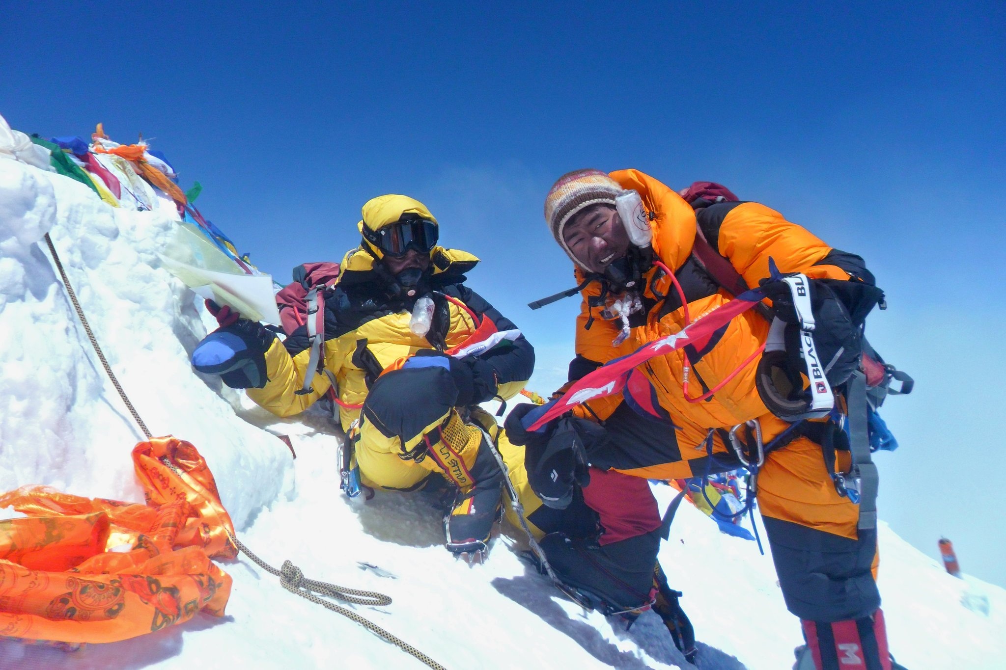 Hanh trinh ve nha cua nhung thi the tren dinh Everest hinh anh