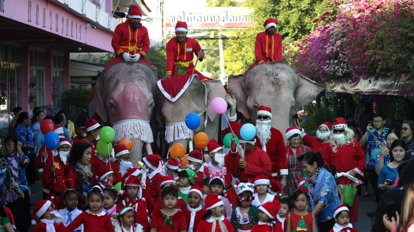 Ong gia Noel cuoi voi o Thai Lan hinh anh