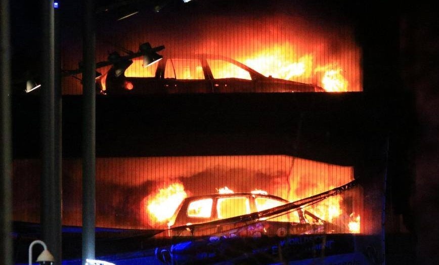 Anh: Hang tram oto chay trui trong dem giao thua hinh anh