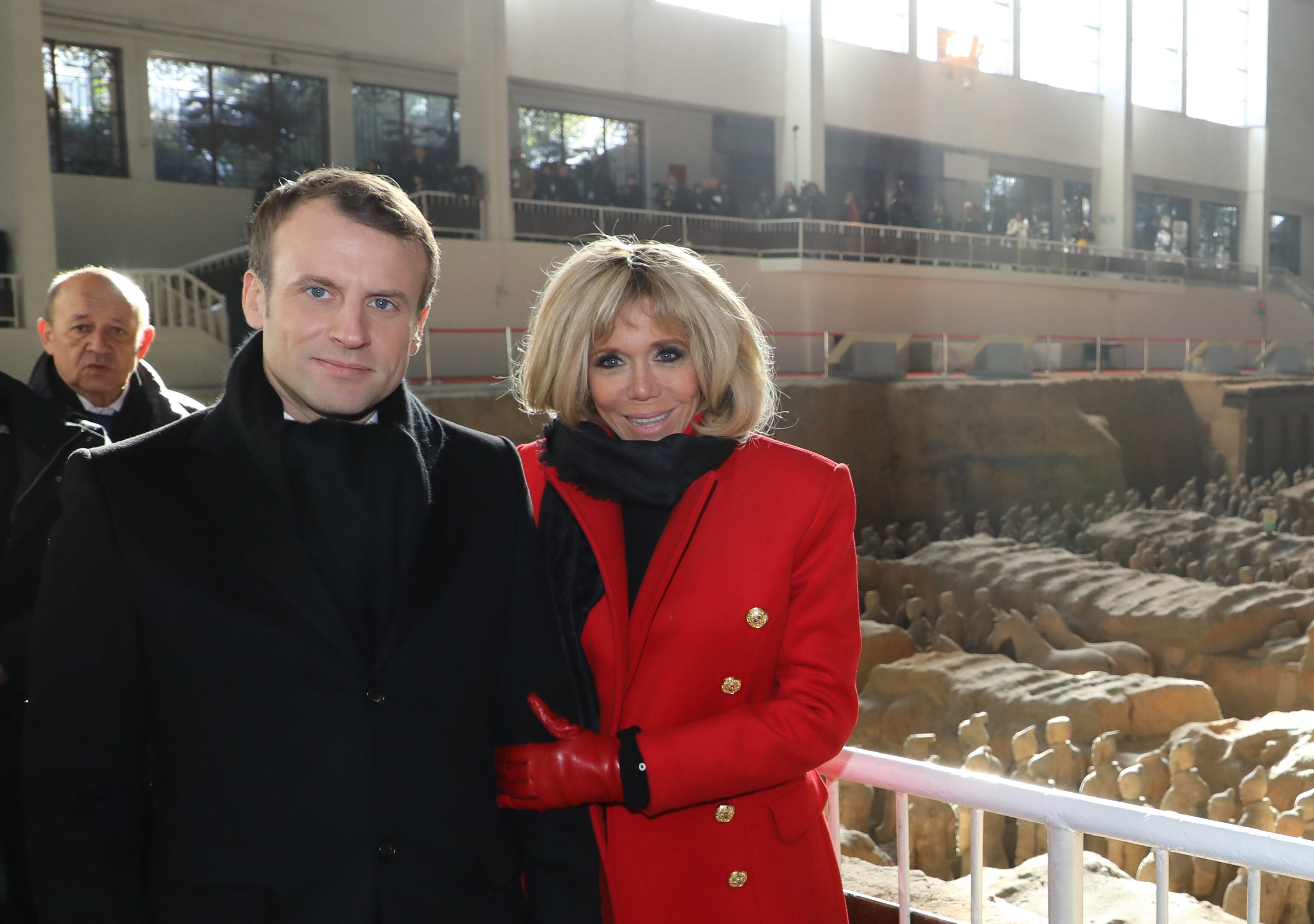 Tong thong Phap tham doi quan dat nung cua Tan Thuy Hoang hinh anh