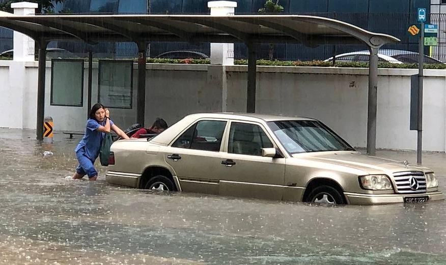 Duong pho Singapore bien thanh 'song' sau con mua lon hinh anh