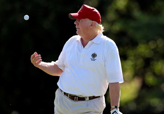 Suc khoe cua ong Trump: Thua can va uong thuoc moc toc hinh anh