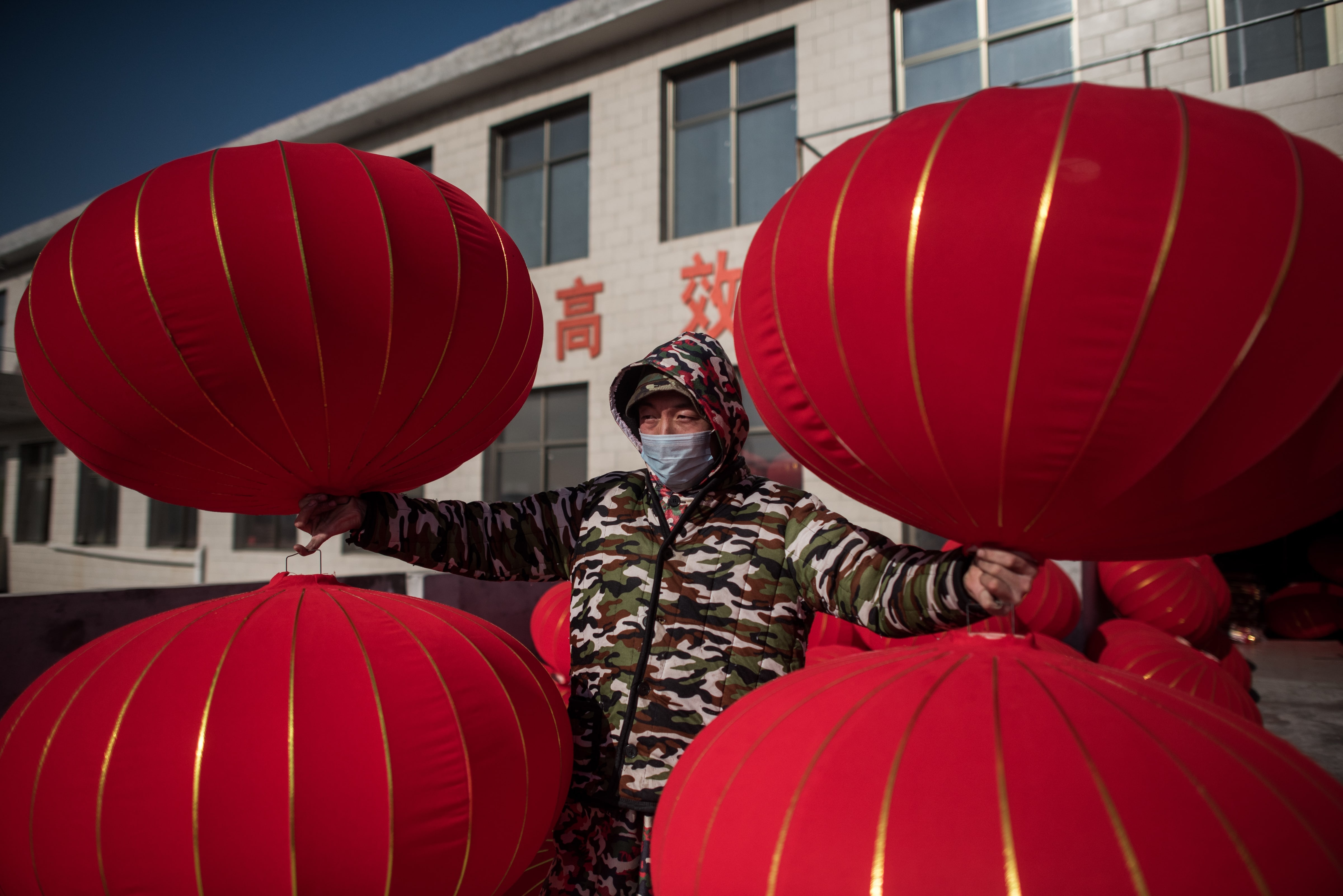 Lang den long Trung Quoc tat bat chuan bi Tet hinh anh