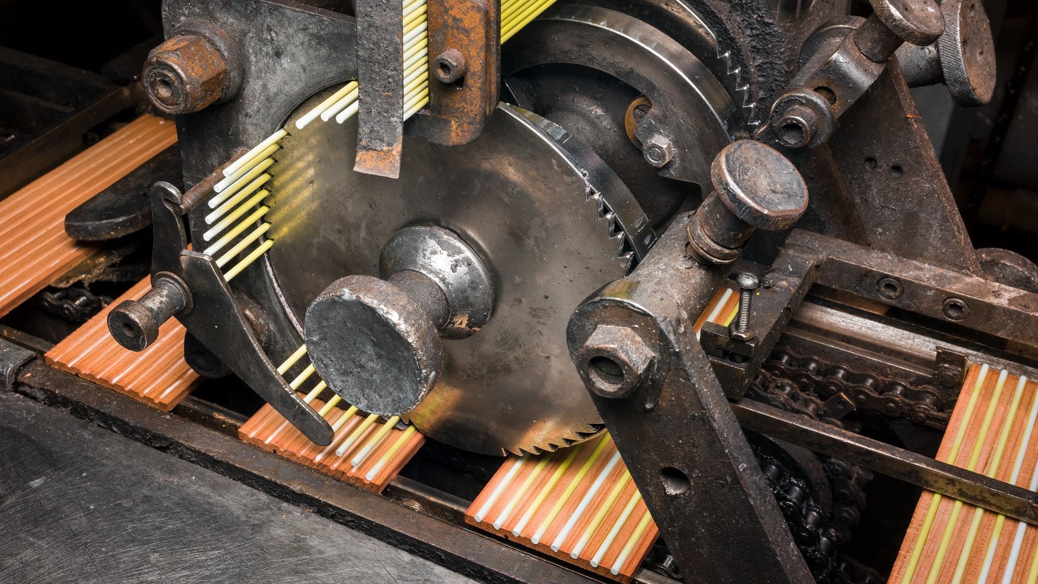 Can canh quy trinh san xuat but chi hinh anh