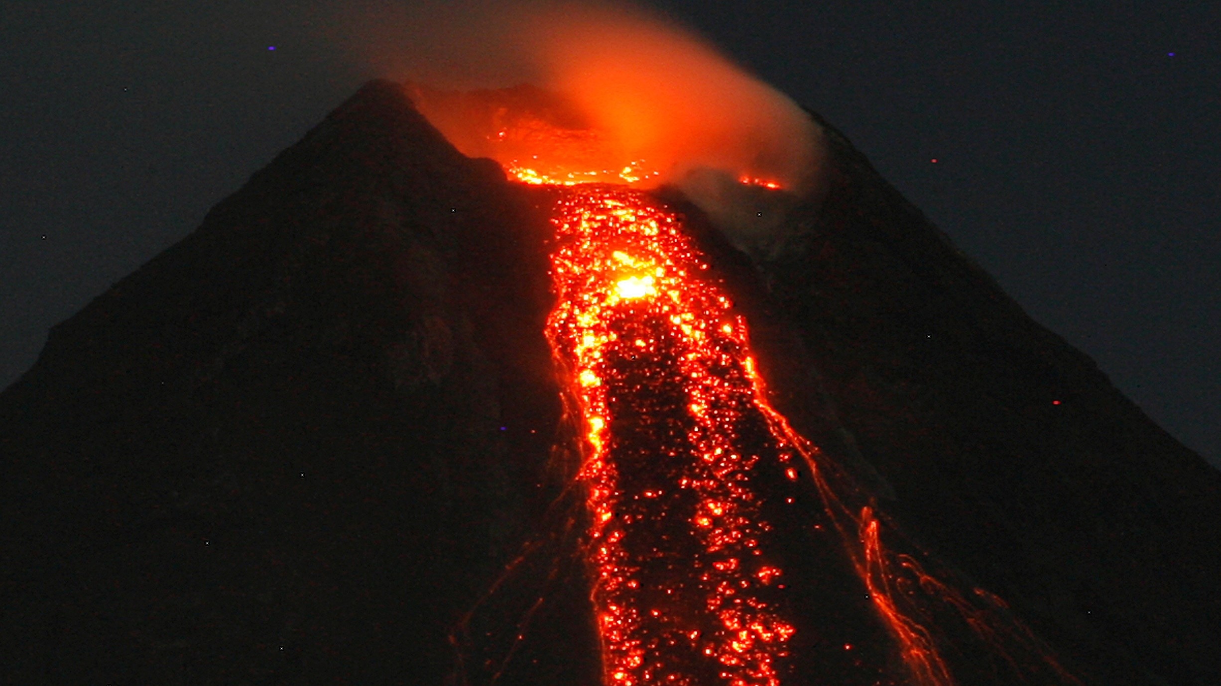 Nui lua Philippines phun dung nham chay dai 3 km hinh anh