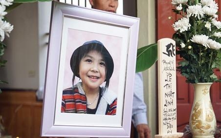 Gia dinh be Nhat Linh xin chu ky doi cong ly cho con gai hinh anh