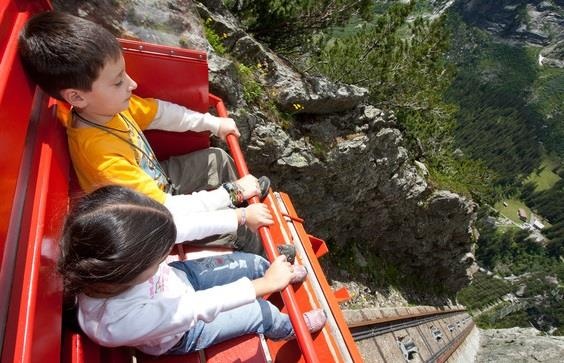 Trai nghiem cam giac manh tren chuyen tau qua nui cao gan 2.000 m hinh anh