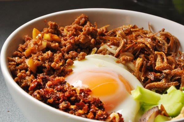 Doi bua cho gia dinh voi mon mi cay chuan vi Malaysia hinh anh