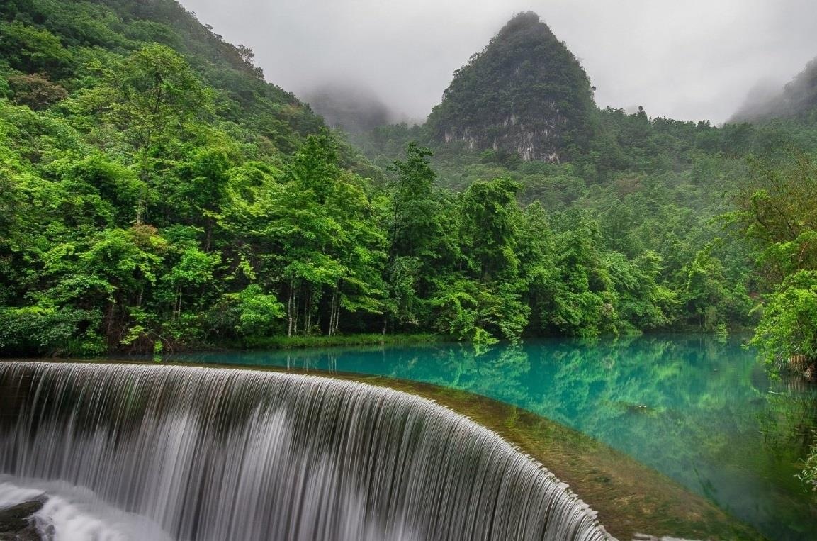 Dam minh giua thac nuoc xanh nhu ngoc noi tieng o Trung Quoc hinh anh