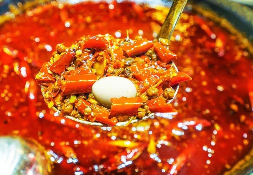 Khach Tay tho hon hen khi an thu lau cay o Trung Quoc hinh anh