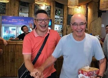 Ty phu Anh dao cho dem Phu Quoc, duoc nguoi dan tang nuoc mam dem ve hinh anh