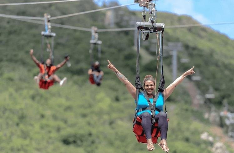Truot toc do 80 km/h tren tuyen zipline vuot bien dai nhat the gioi hinh anh