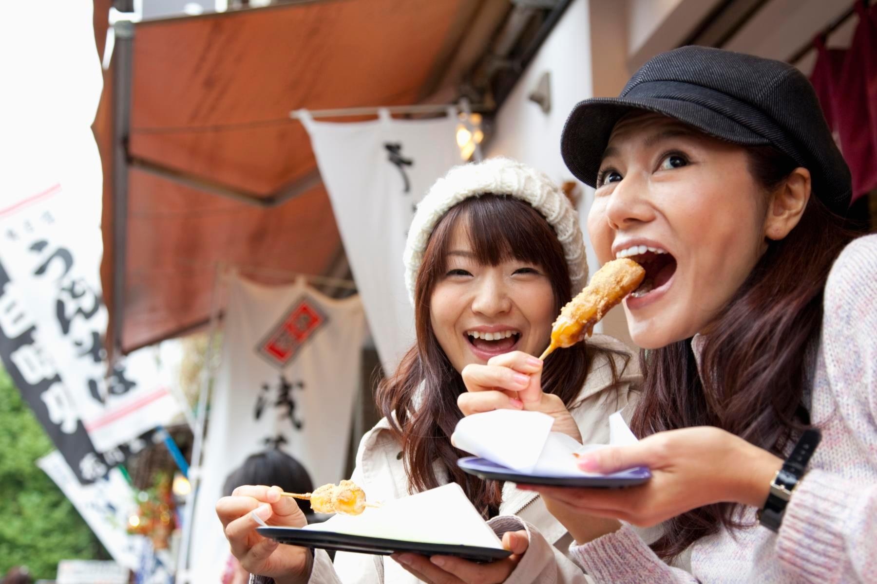 Thanh pho cua Nhat Ban yeu cau khach du lich khong duoc an khi di bo hinh anh