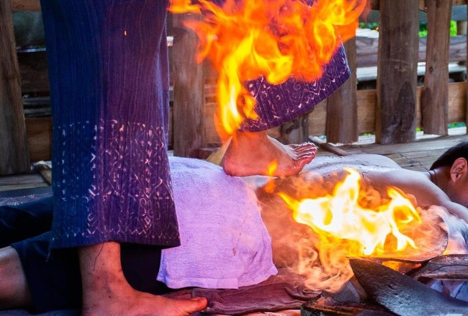 Thot tim thuat massage bang lua hut khach o Thai Lan hinh anh