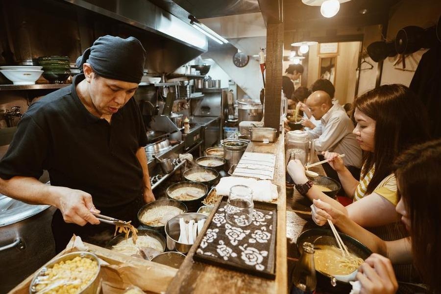 Dau bep Nhat day cach an ramen: Thuong thuc ngay truoc khi chup hinh hinh anh