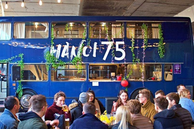 Tiem banh mi Viet tren xe buyt 2 tang cua co gai nguoi Anh hinh anh