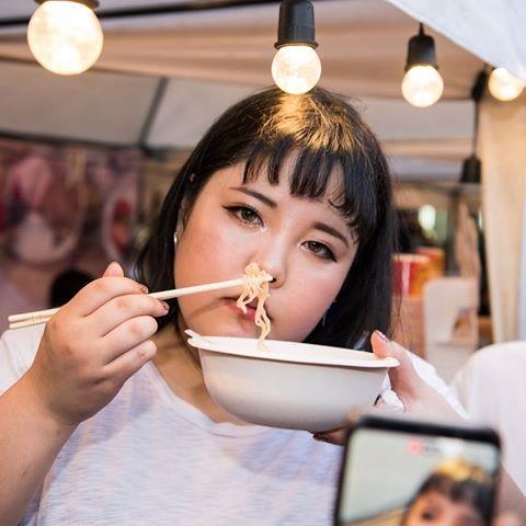 Co gai nang 130 kg xuyt xoa thuong thuc pho, banh xeo Viet hinh anh