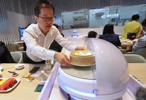 Doc dao robot phuc vu thuc an khong thua gi lau bang chuyen hinh anh