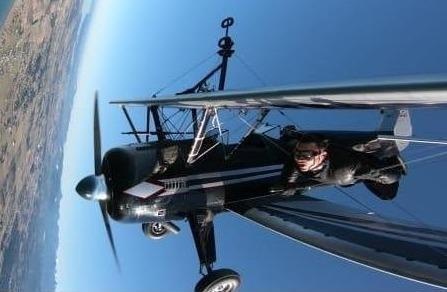 Chang trai goc Viet thoa man giac mo du canh may bay hinh anh