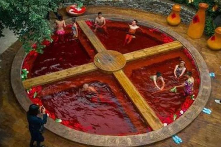 Ngam minh trong 'noi lau' cay do ruc o Trung Quoc hinh anh