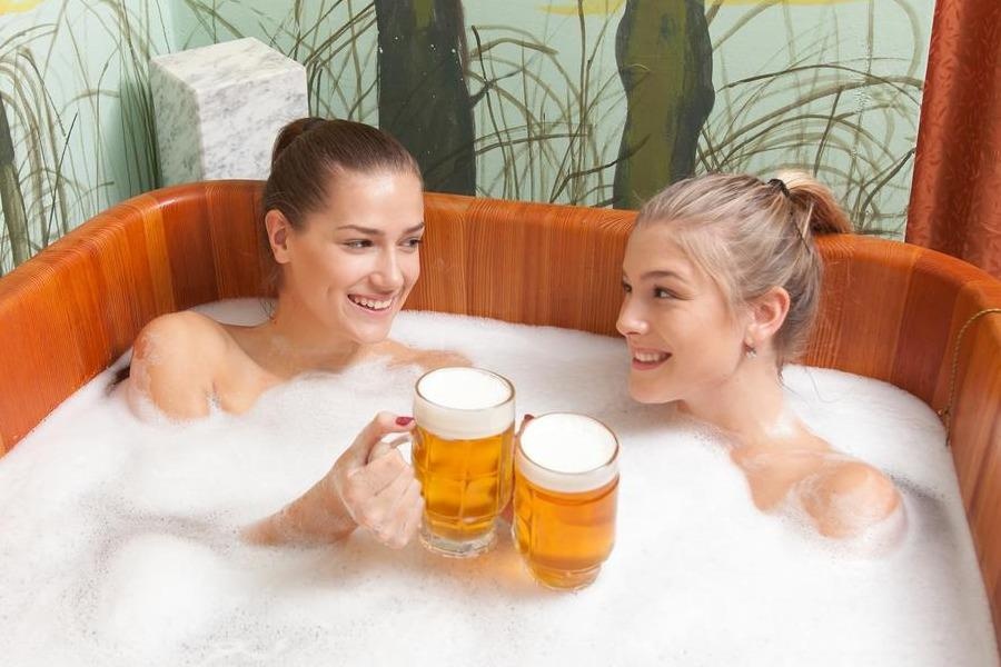 Ngam minh trong be bia nong 38 do C o Iceland hinh anh